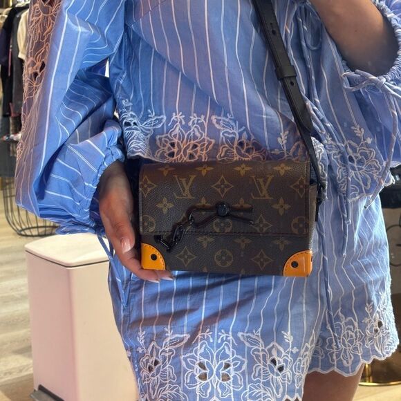 Louis Vuitton Wearable Wallet - Picture 4 of 11